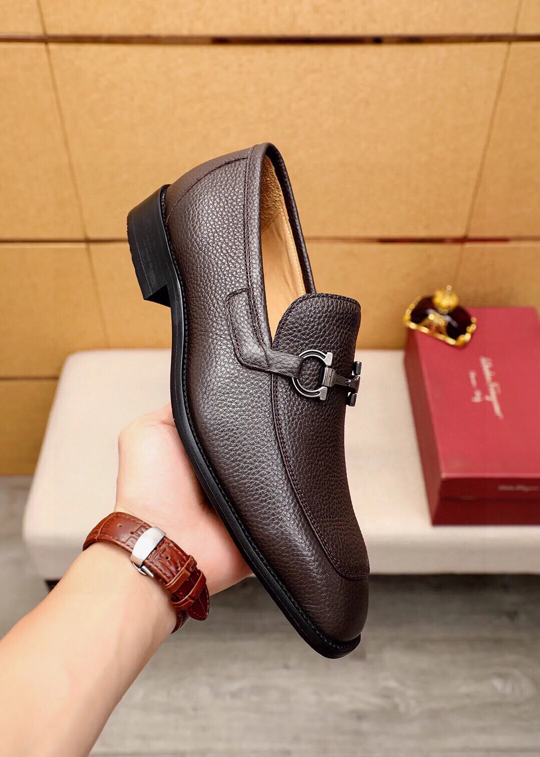 Men's shoes 💰460 💐 Product trademark: Ferragamo "Ferragamo" casual leather shoes Regular size: 38-44 (45🉑️customized) Product materials: Selected imported first-layer pebbled cowhide leather upper + luxury hardware buckle, imported water-dyed cowhide leather lining. Strong three-dimensional visual effect, original outsole Color: 3⃣️colors available